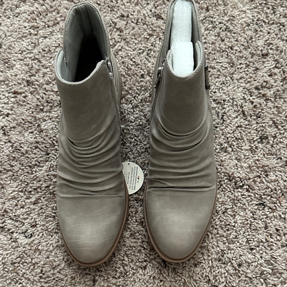 BareTraps Light Gray Ankle Boots - Picture 4 of 7